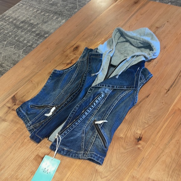 Nwt large Jean vest with sweatshirt material hood and center liner - Picture 2 of 7